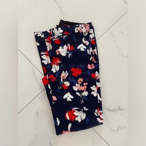 Banana Republic flower patern pants size 2.Perfect for spring and summer.